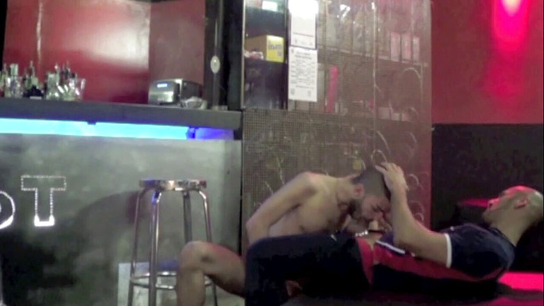 Sneaker gay: Сексуальную смиривую женщину покорил отчим в кроссовках