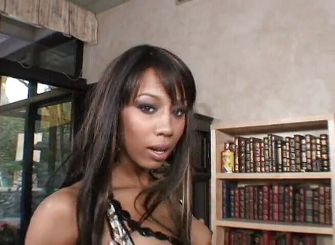 Black Jass: Awek hitam yang kelihatan baik dengan tetek kecil dikongkek zakar...