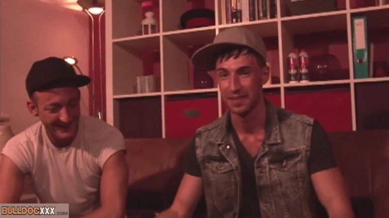 BullDogXXX: BulldogXXX - 两个嬉皮士和一台性爱机器