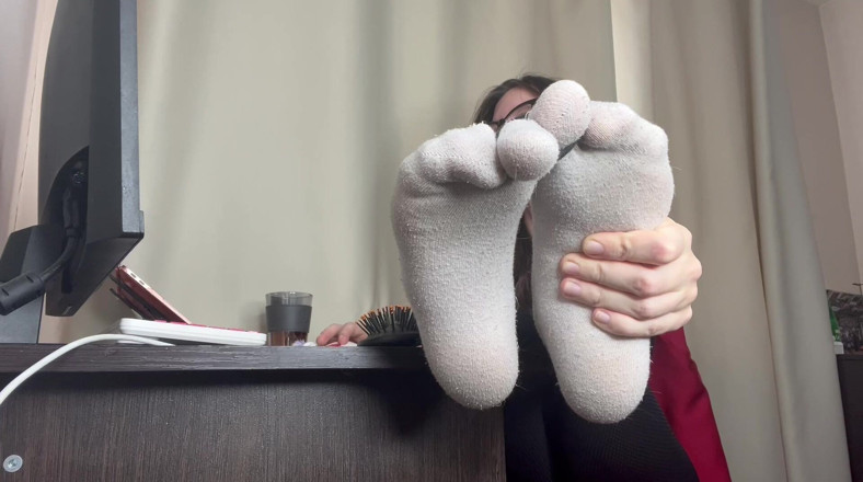 Skinny_lady69: 挠痒的 Tortre，梳子和牙刷在脚上（袜子到赤脚的笑声）