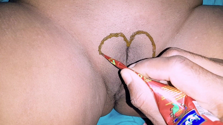 Nukes01: Mehandi Design auf der Pussey von indischer Desi Tante