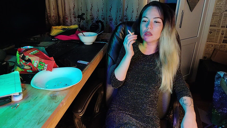 Blowjobs Alice: 美しい愛人喫煙