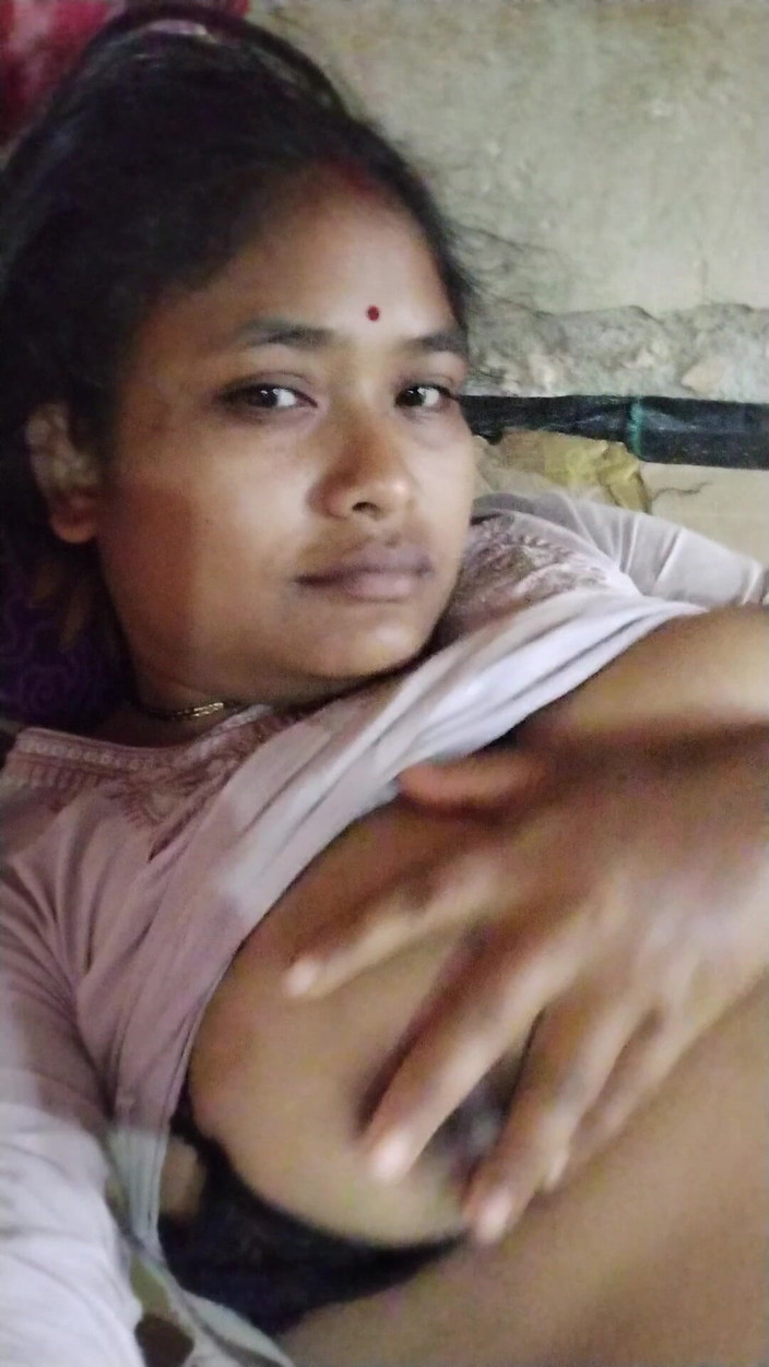 Mg3947731: Riesige möpse, indische MILF strippt sari Choli und fickt mit...