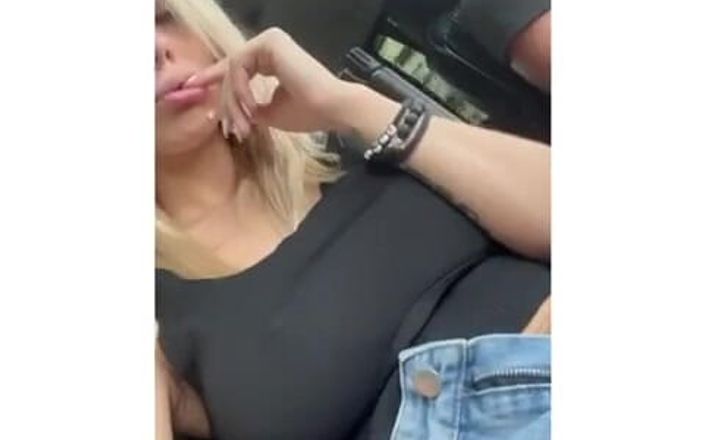 Vik1one: La chica no podía esperar y comenzó a masturbar mi...