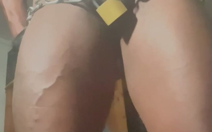 Black mature kinky muscle: Sıkı deri şort titreşimli oyuncak stimülasyonu ve titpump flex show
