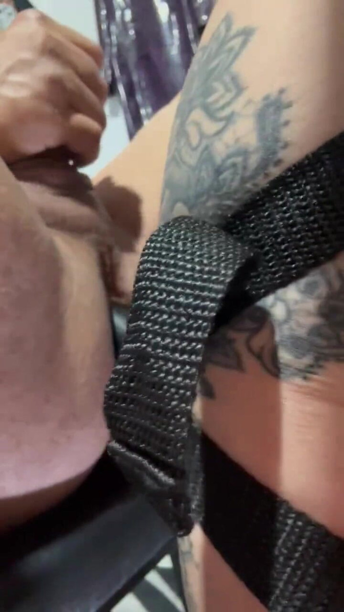 There is no safeword: 내 보지를 따먹을 수 있어 그래서 이제 내 스트랩으로 돈을 지불하게 될거야 그리고 그의 쪼이는 후장.