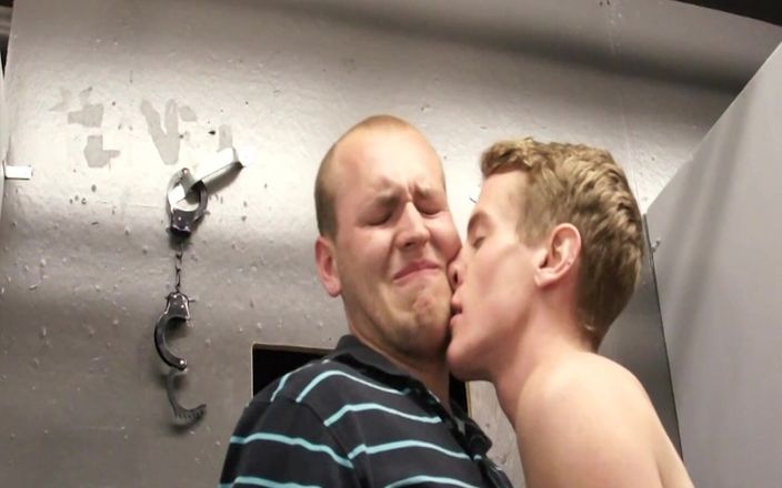 SEXUAL SIN GAY: Спорожни мою дупу, сцена-2 twink смокче член свого зрілого колеги, прив'язаний до стіни