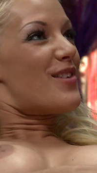 Tante seksi yang lagi muasin memeknya dengan masturbasi dan muasin memek mereka