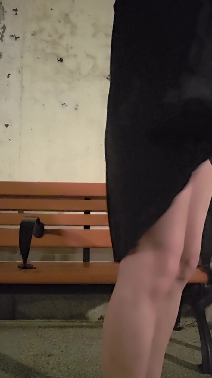 Taiwancdgirl: 伪娘婷萱在户外的长椅上自慰被路人撞见