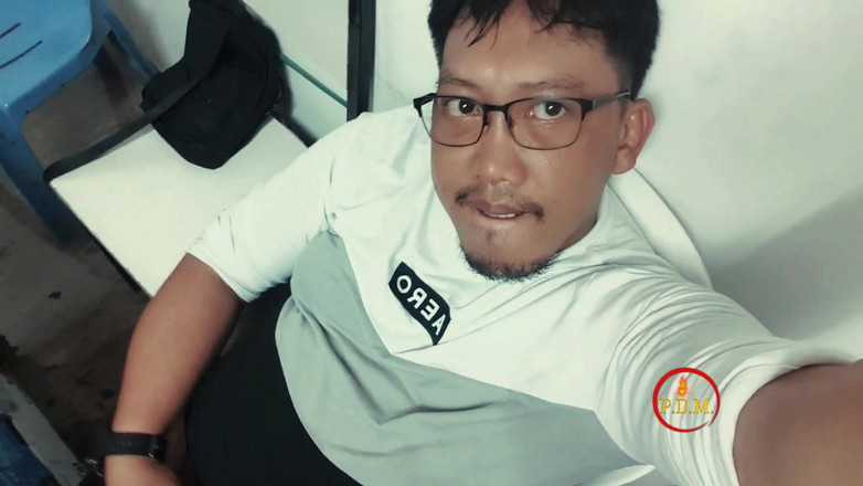 pinoy malibog: パパは固く濃厚でクリーミーなザーメンを噴き出し、私は一滴残らず味わずにはいられません