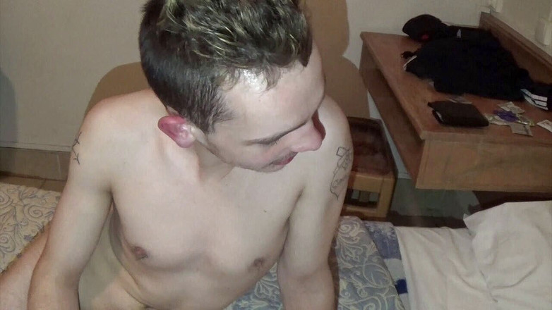 Gaybareback: Twink Garfuel šuká bez sedla XXL ptákem Krys