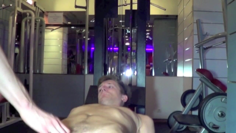 French Twinks Amator videos: Two bisex discreet boys fuck at the sports club room