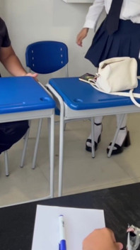 항상 교실에 늦게 도착하고 교사와 섹스하여 그녀를 떠나게 하는 Mara