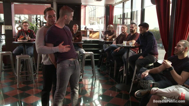 Bound in public: 肌肉壮男在饥渴的午餐人群面前使用和操他的男孩。