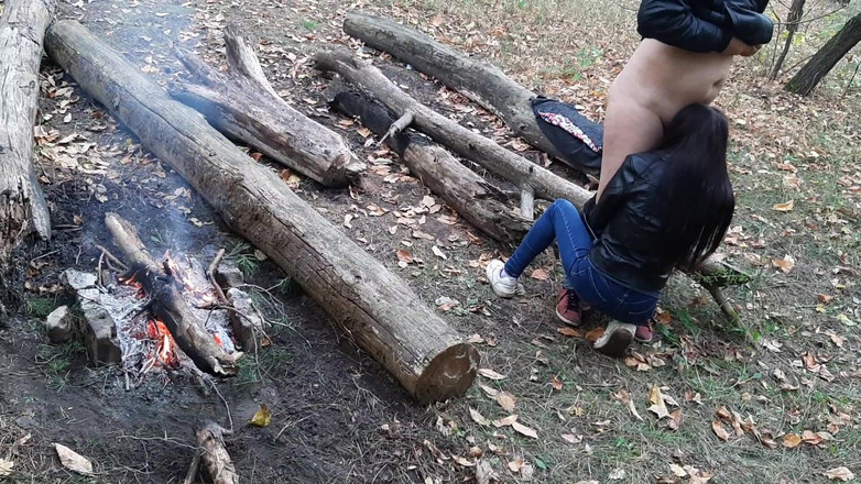 Lesbian-candys: 在黑暗森林里口交和射在我女朋友的嘴里 - lesbian-candys