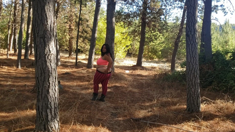 Riderqueen: Une belle-mère rouge promène son gros cul dans la forêt