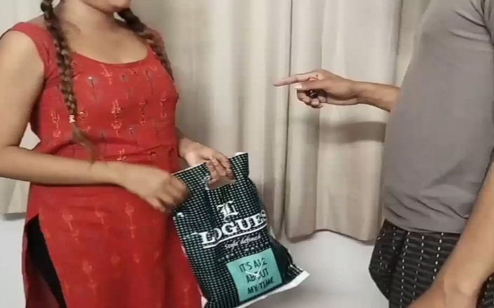 Fantacycutting: Una ragazza è venuta a farsi la camicetta per se stessa