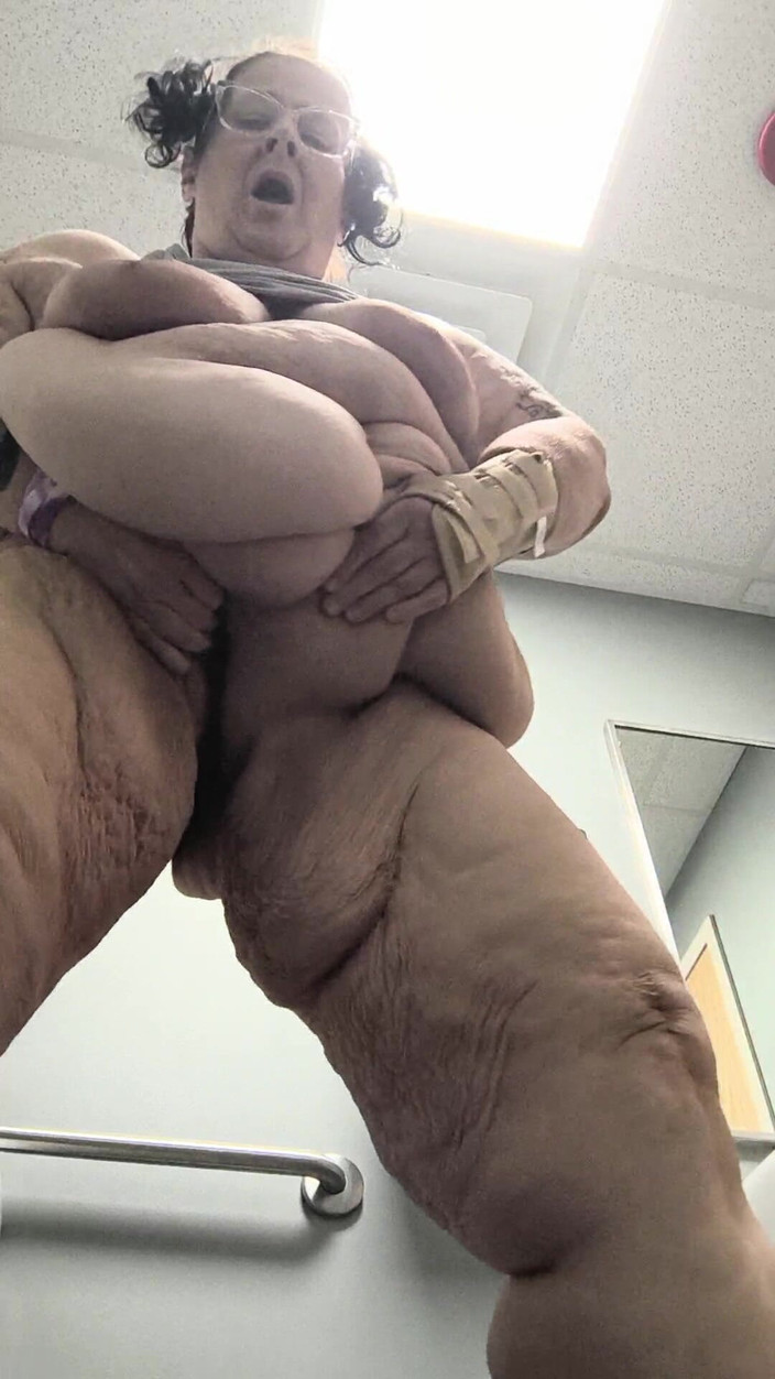 HerculesnVENUS: Memek berbulu sange berdiri di lantai sampai muncrat