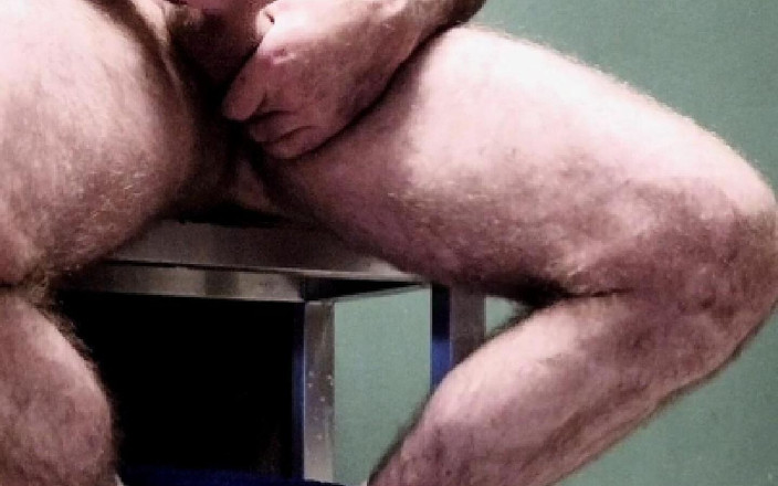 JackvanDean: Un papa se branle dans les vestiaires