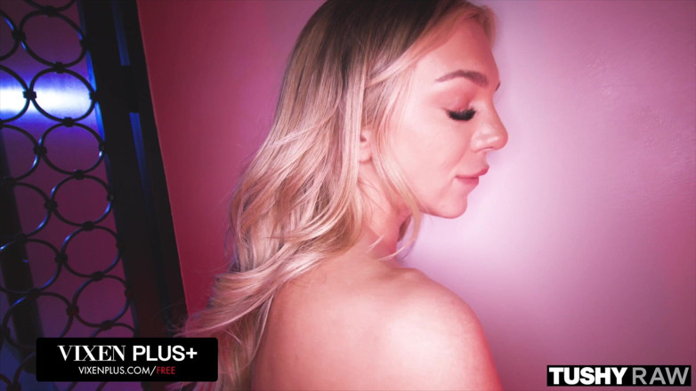 Tushyraw: Tushyraw Si blonde panas yang lapar dubur suka menunggang zakar