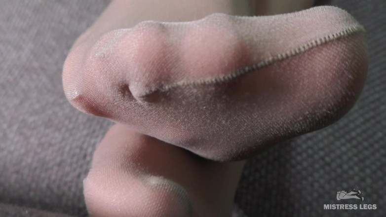 Mistress Legs: Primer plano de suelas sexy en pantimedias desnudas