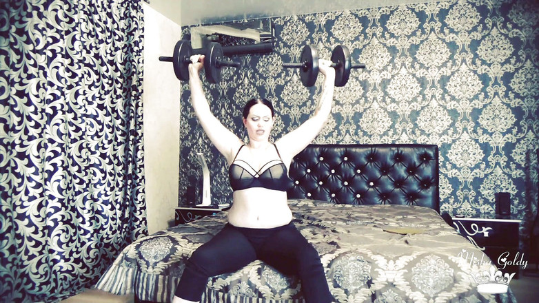 Goddess Misha Goldy: 激しいエクササイズと大きなウェイトとの緊張と闘い