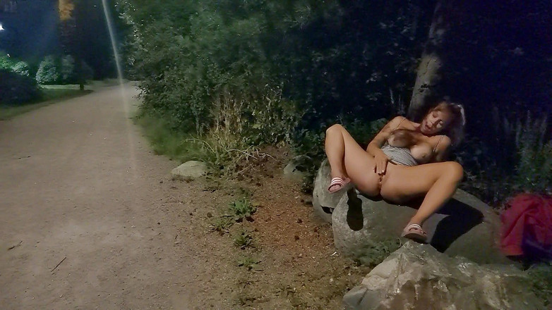 Bunny Production: Finská Bianca masturbuje a stříká venku