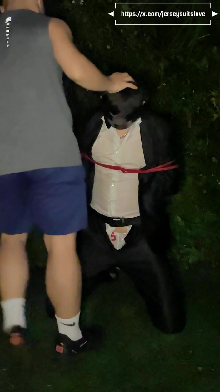 Human Urinal: スーツは野生の恥と屈辱と戦います