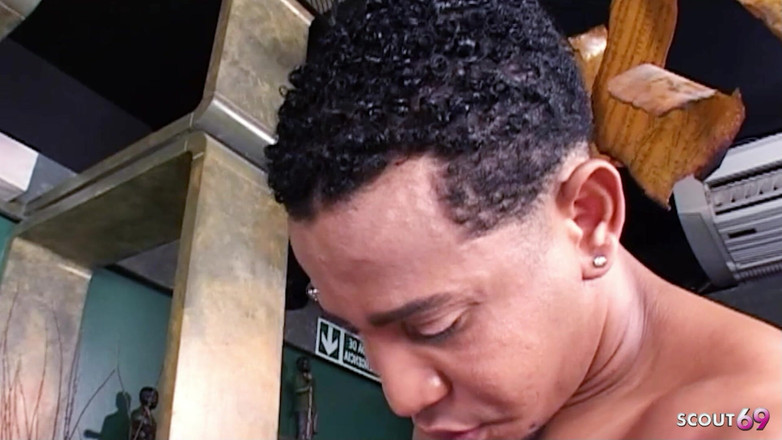 Shemale TS Collection: Un latino maigre baise une trans blonde sexy dans le...