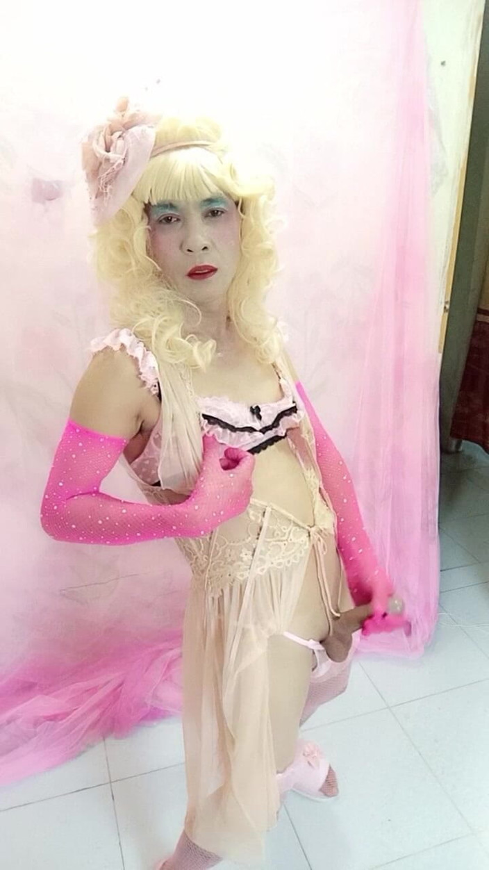 nguyen dang thien tri: Oanh Le Wearing Sexy Clothes Is a Selfie