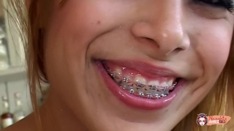 Naughty Japanese Girls: Rubia asiática puta chupa a su hombre antes de tomar...