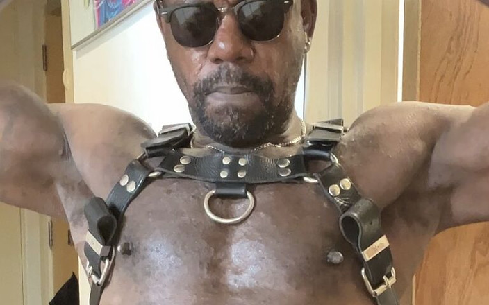 Black smoking muscle stepdad: Fetish otot hitam yang berpakaian merokok &amp; flex