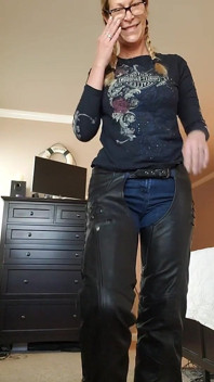 熟女 camgirl jess ryan 全皮裤看起来很热辣