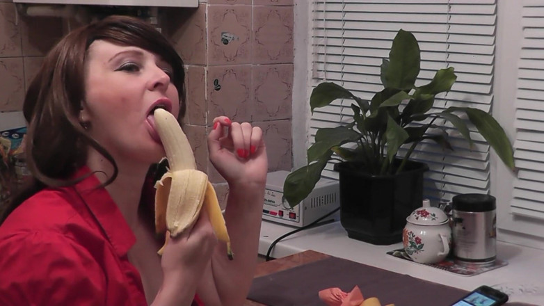 XXX-Platinum: Mama vitregă sexy în bucătărie, mamă sexy fără chiloți mănâncă banană,...