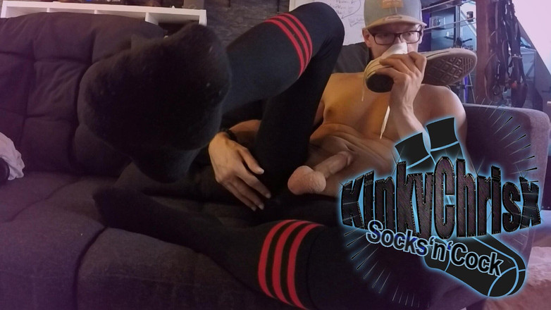 KinkyChrisX: Kinkychrisx enfile un legging - renifle des baskets et éjacule sur ses...