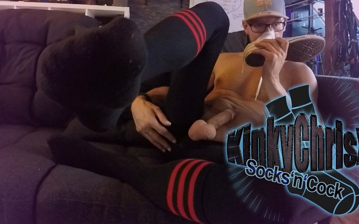 KinkyChrisX: Kinkychrisx Puts on Leggings - Sniffs Sneakers and Cums on His...