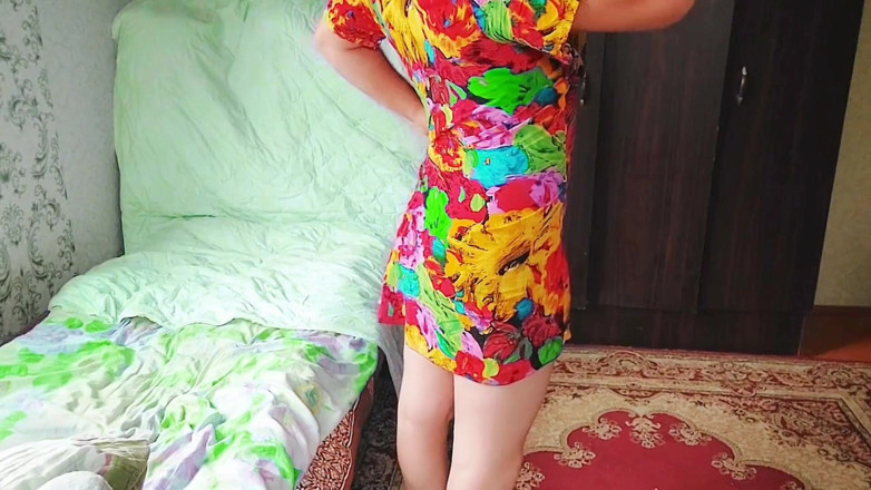 Kitty_Cross: Lelaki pondan seksi membuka pakaian perlahan sambil melihat terus pada...