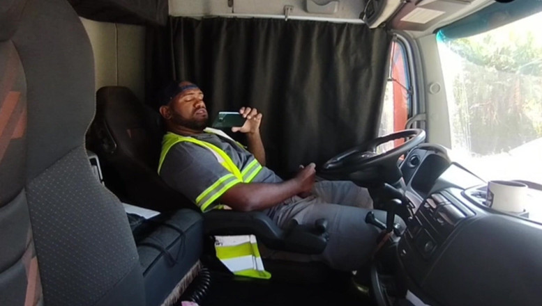 TheBlacKHunterr: 점심 시간 나는 트럭 안에서 자위를 했다