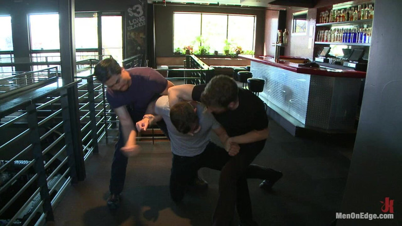 Men on Edge: मांसपेशियों वाली बारटेंडर को नीचे ले जाया जाता है, बांधा और धार दिया जाता है