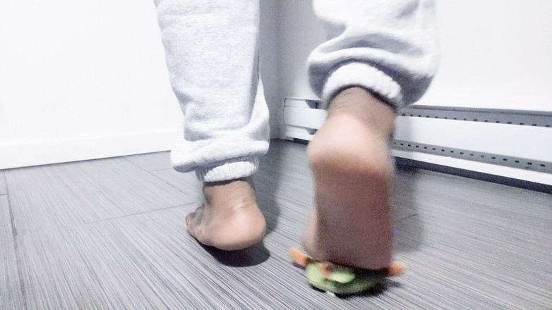 Soft Soleman: Hraji si s plyšáky, bosá (2025)