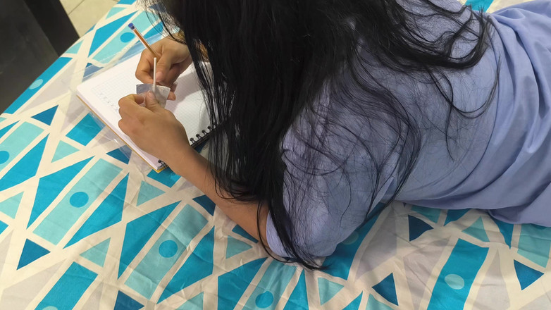 NEGRITA SEXY: 学生在继母家做作业，然后注意到一些微妙而神秘的东西