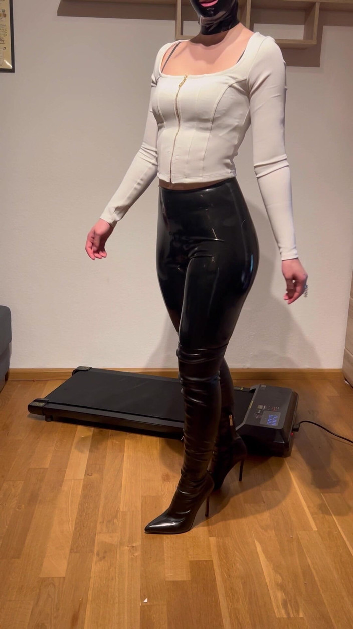 LillyLeather: Una teen in lattice cammina con diversi stivali e tacchi...