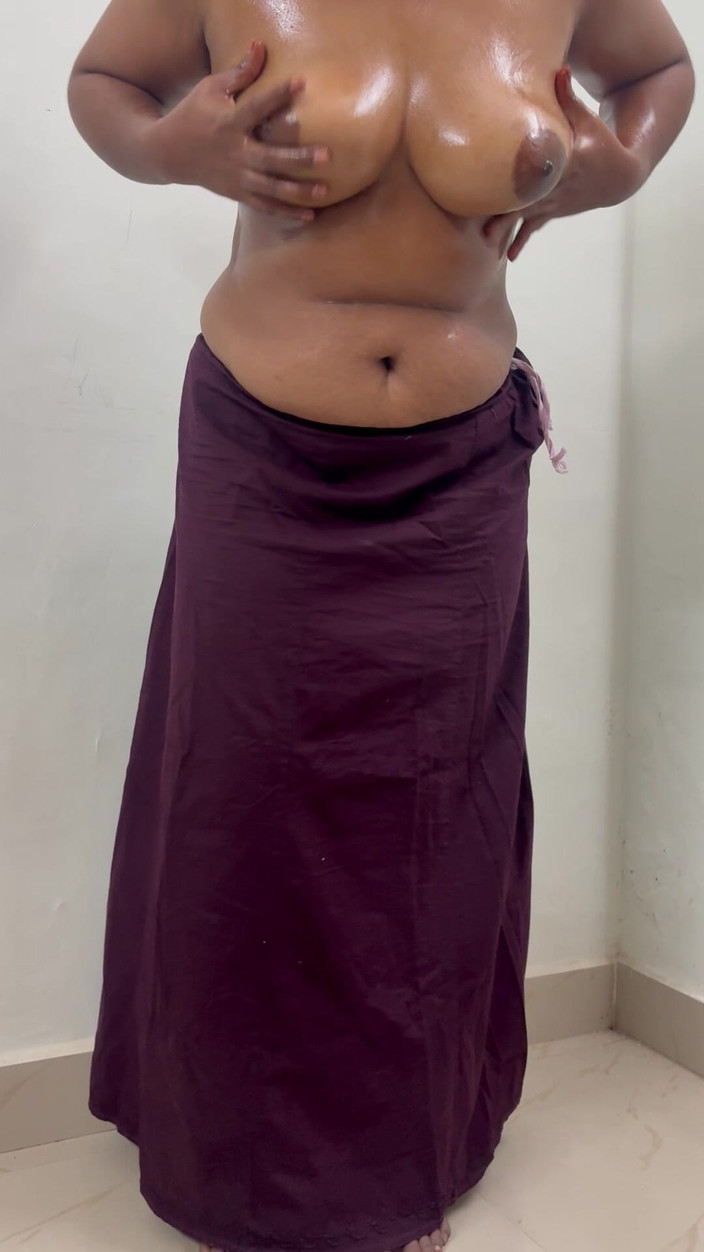 Anajanadevi: 裸体胸部精油按摩