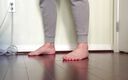 Barefoot Blake: Elle montre ses pieds, sa bite, ses couilles et son...