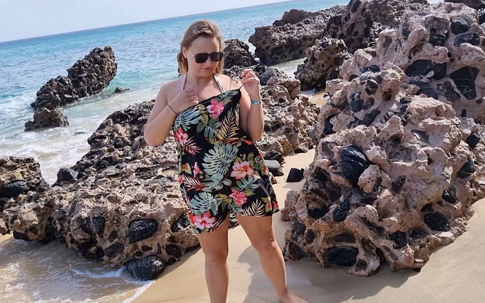 Lina Mila: Outdoor-strand pissen mit sperma-muschi!