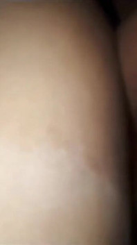Memek sempit cewek ini dientot habis-habisan sama mainan seks barunya sampai menganga lebar