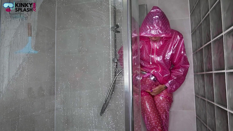 UKCuteGirl Lucy Lauren: Rutschige rosa pvc-dusche necken: getränkter und quietschiger spaß