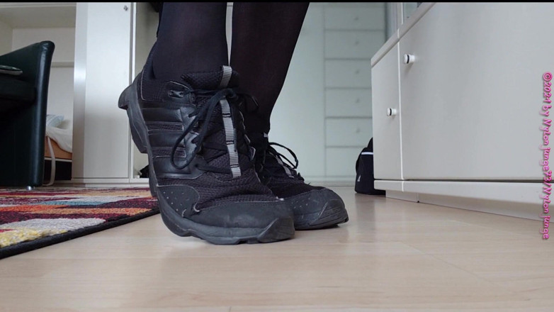 Carmen_Nylonjunge: 4 - Styling fun in the apartment on vacation 2019 ** foot fetish **
