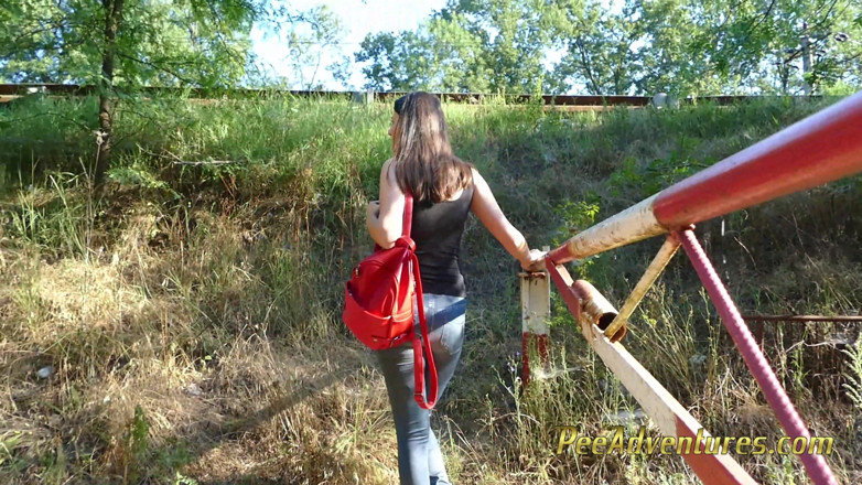 Pee Adventures: Huge pee on the side of the road