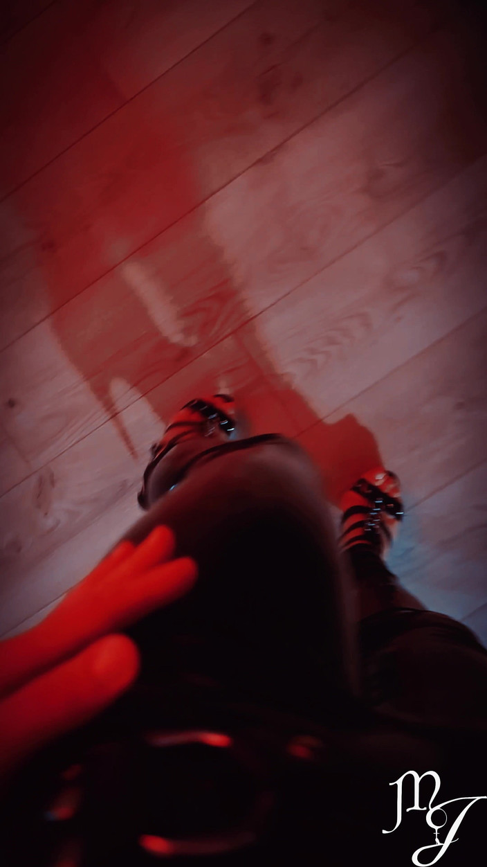 DeesseJulia: Leggings in lattice, tacchi alti nel mio nuovo dungeon - mistress...